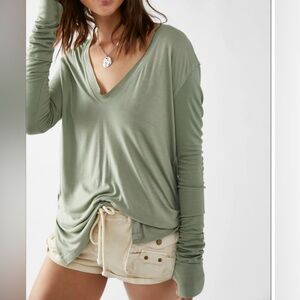 We The Free Fresh and Clean v-neck tshirt, sage green, side slit, thumb holes M